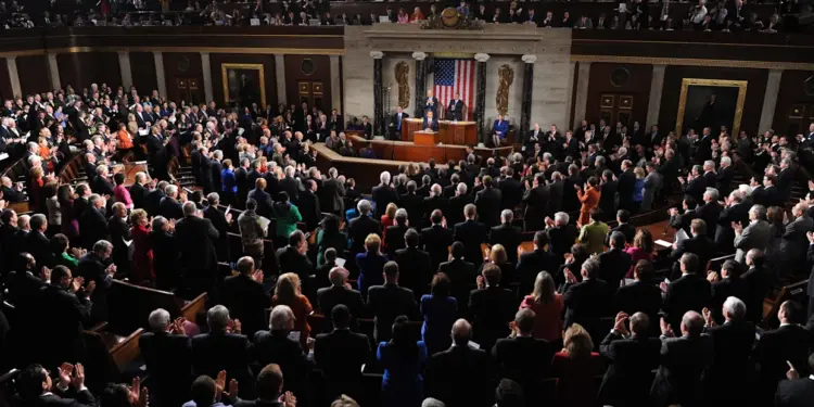 Republicanos sellan acuerdo crítico para reabrir el Gobierno y normalizar los aeropuertos de EE. UU.