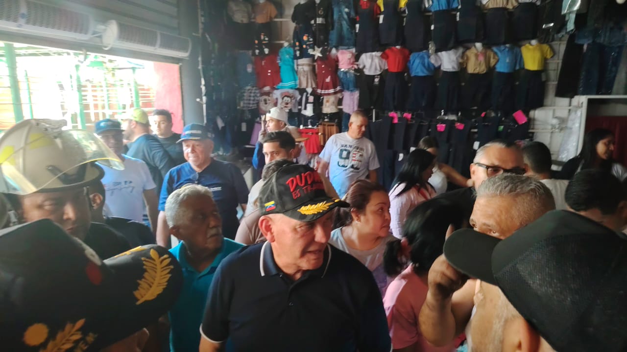 Respuesta inmediata!Bomberos de Maracaibo sofocan incendio en el Callejón de los Pobres