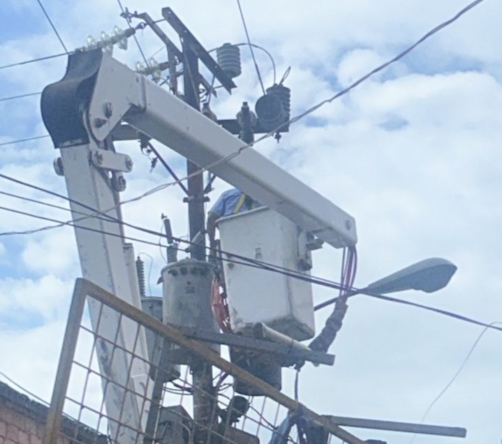 ¡En tiempo récord activados los 4 niveles!Sustituido por gobierno nacional el transformador que explotó en el Callejón de los Pobres