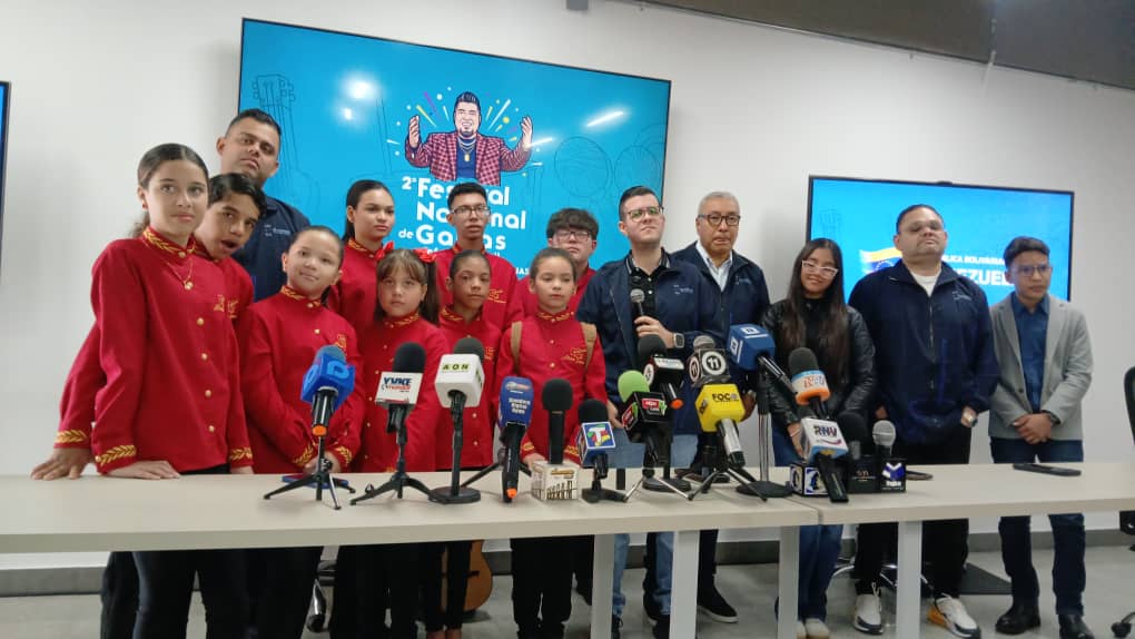 Acordes de oro! Tres mil quinientos niños celebran los 50 años de trayectoria de Neguito Borjas.