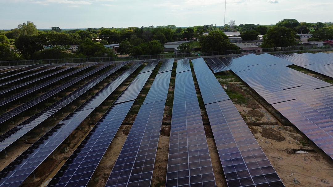 Gobernador Luis Caldera inspecciona avances del Parque Solar Fotovoltaico en Machango