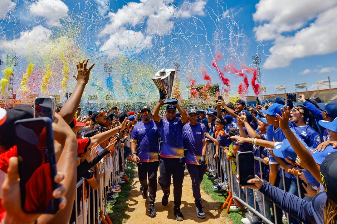 El Zulia celebra por todo lo alto la llegada de la Copa del Clásico Mundial de Béisbol