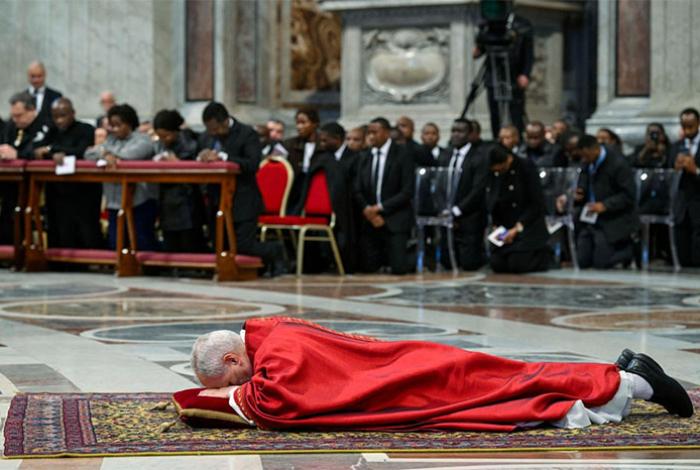 El Papa León XIV sobrecoge al Vaticano: La impactante imagen de humildad que el mundo no veía desde hace años»