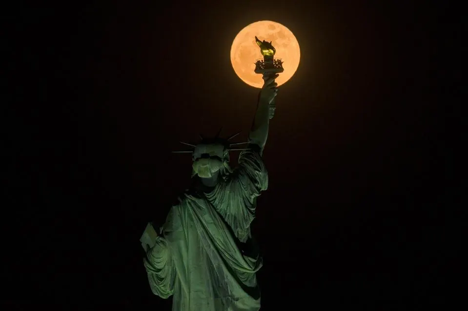 El resplandor de la «Luna de las Flores»: Un espectáculo sideral cautiva a las metrópolis del norte