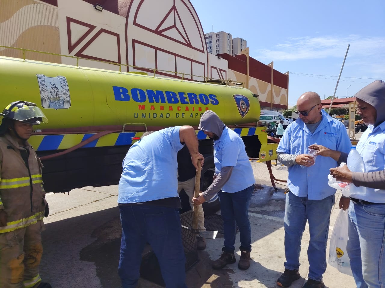 Respuesta articulada de 150 efectivos Sistema de Riesgos atendió explosión de transformador en el centro de la ciudad