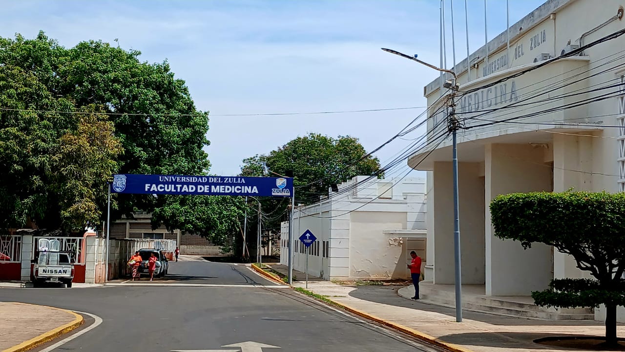 Representando a la parroquia Chiquinquirá: Presidenta del Concejo Municipal Dessiree Fernández acompañó al gobernador Luis Caldera en la entrega de vías rehabilitadas en la Facultad de Medicina de LUZ