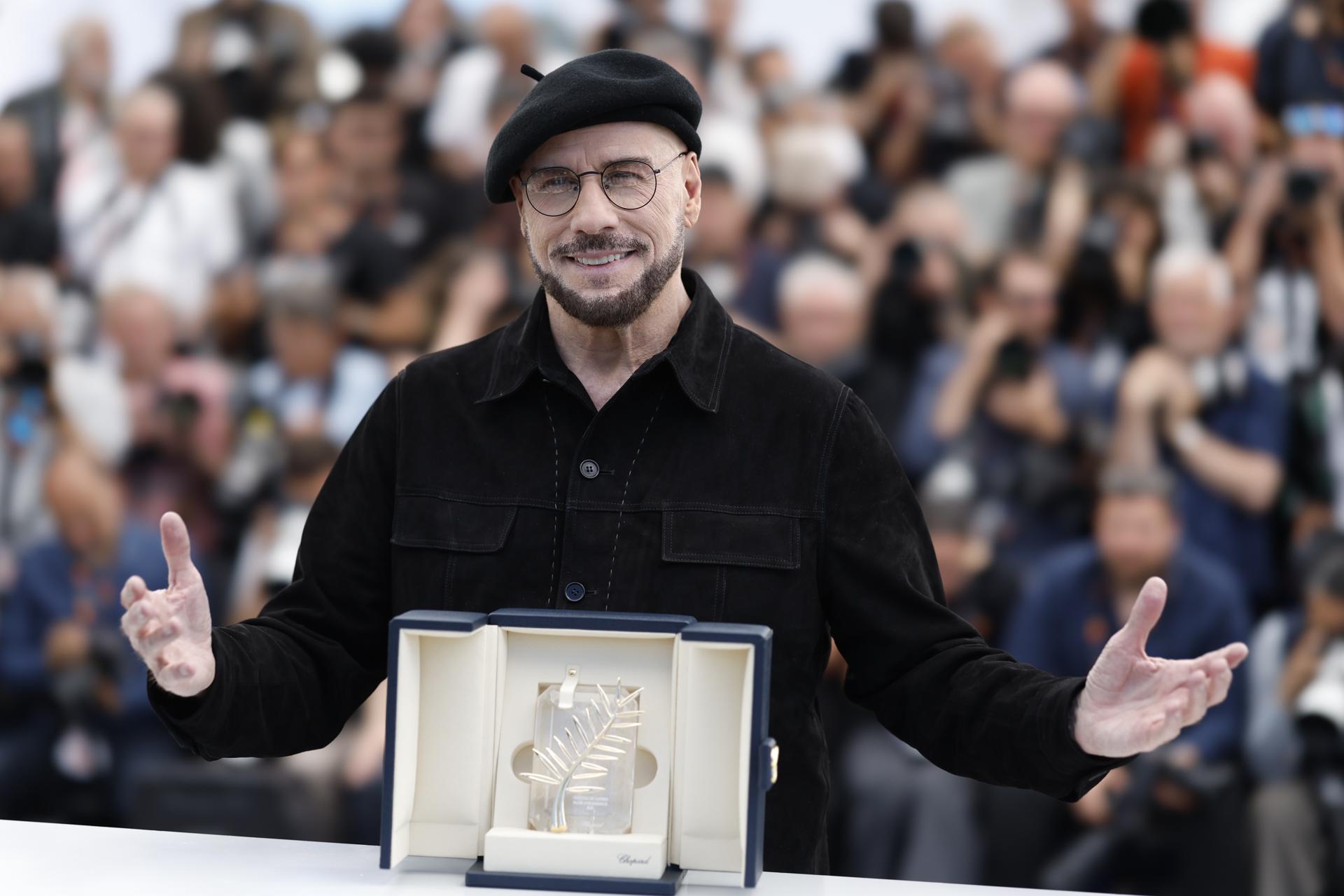 FOTODELDIA Cannes , 16/05/2026.- John Travolta posa con la Palma de Oro de honor a su llegada a la presentación de la película que dirige "Propeller One-way Night Coach" ('Ven a volar conmigo') este sábado. EFE/Sebastien Nogier