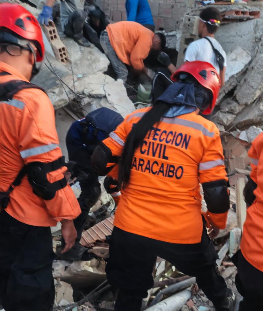 Equipo de Protección Civil Maracaibo ayuda en labores de rescate en La Guaira