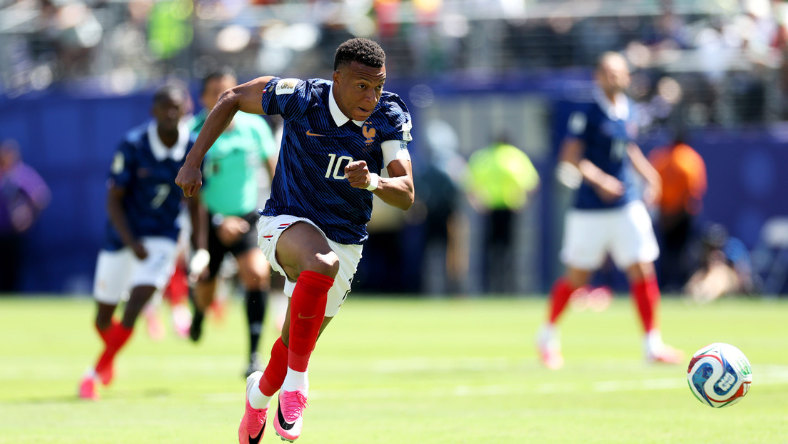 Francia debuta con triunfo y Mbappé hace historia en la cita mundialista