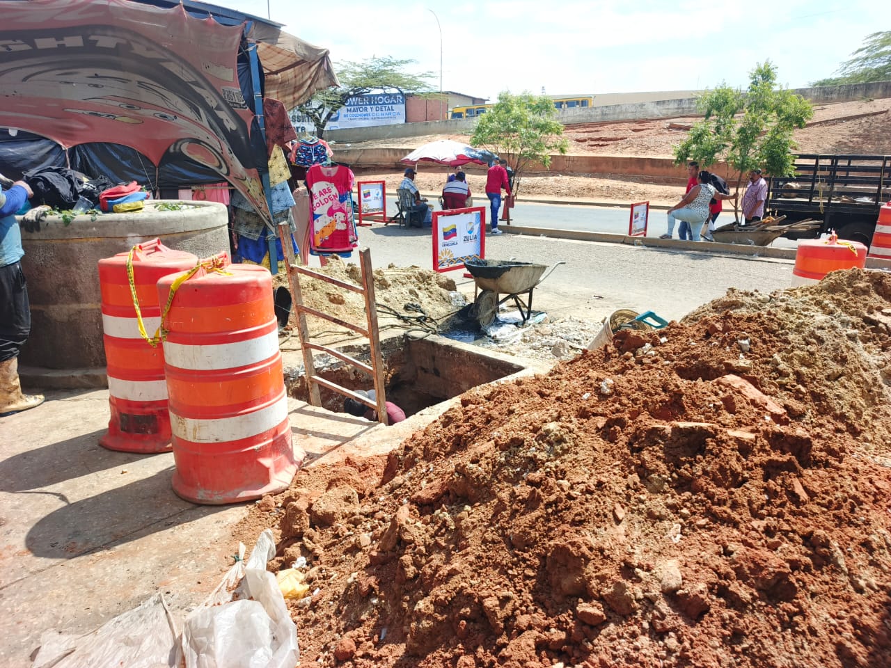 Gobernación del Zulia ejecuta plan de limpieza y mantenimiento de drenajes en el Mercado Las Playitas de Maracaibo