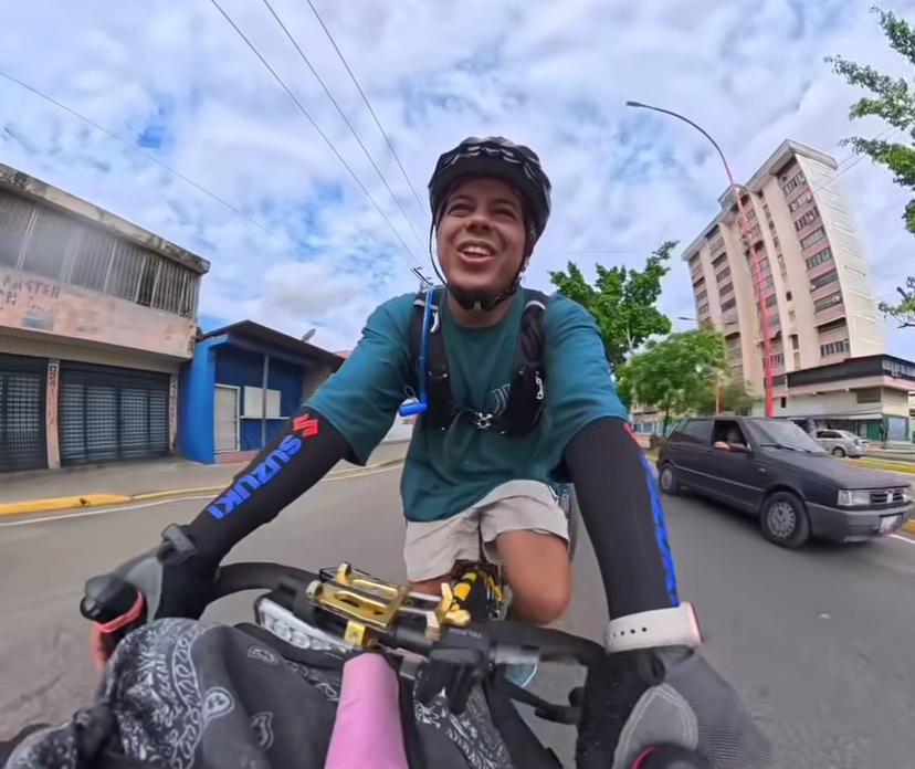 El «Efecto Milticoo»: Un ciclista zuliano y su perrita Lara, unen a Venezuela sobre dos ruedas