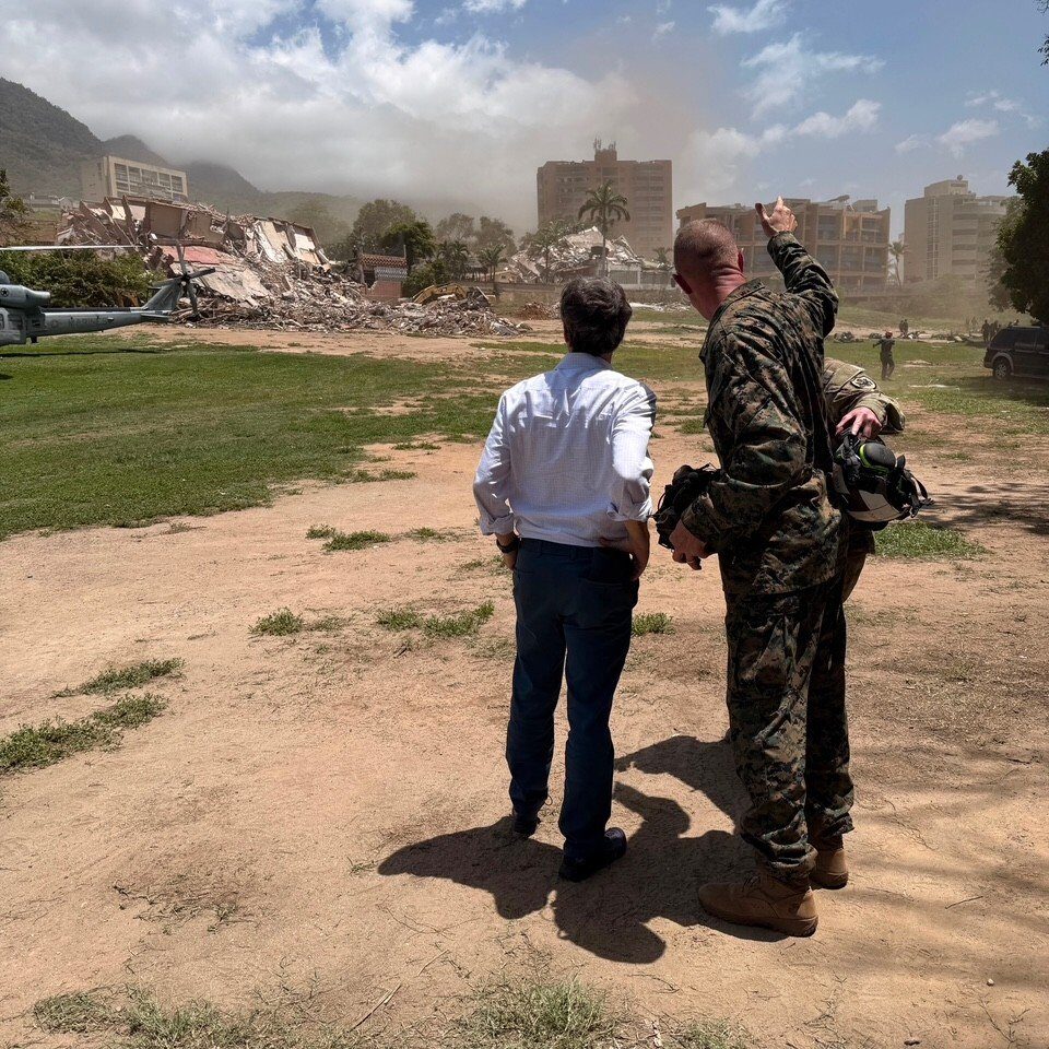 Jefe militar del Comando Sur inspecciona despliegue de ayuda en zonas devastadas