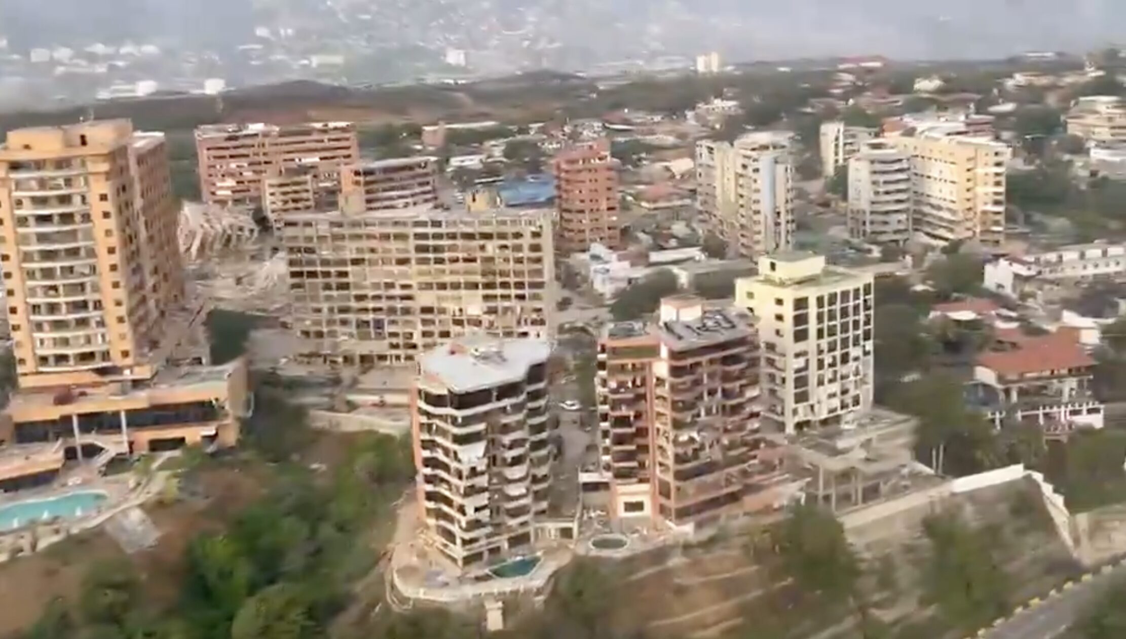 La Guaira: Imágenes aéreas exponen la escala de la devastación tras sismos de gran magnitud