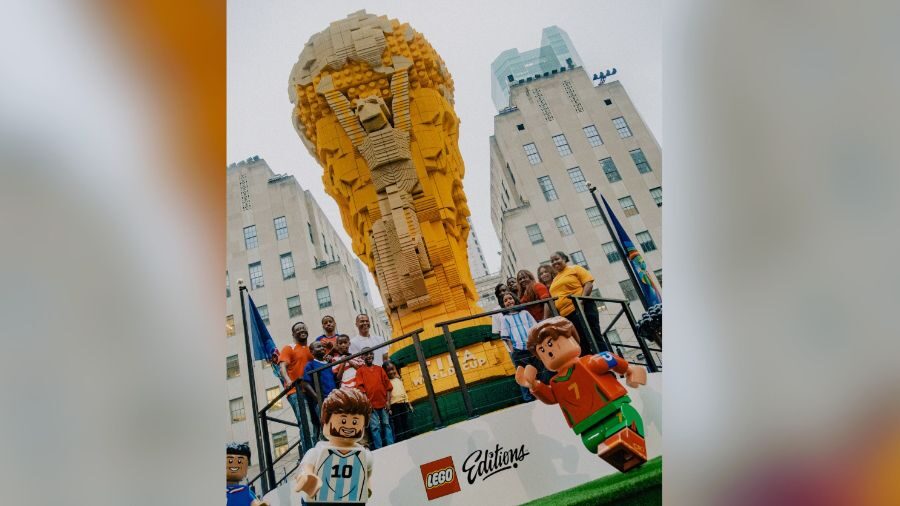 Gigante de plástico: La réplica de Lego que conquista Nueva York