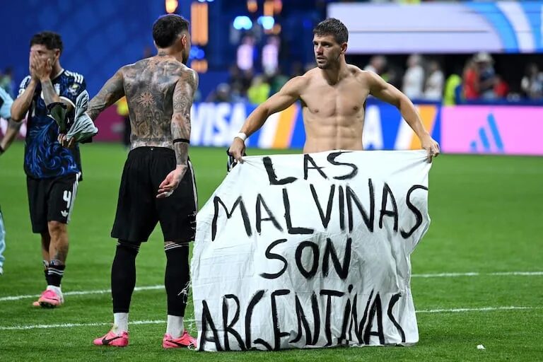 Mensaje de soberanía «Las Malvinas son argentinas»: jugadores argentinos despliegan pancarta sobre las Malvinas tras vencer a Inglaterra