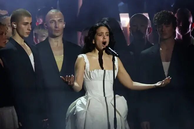 «Nos necesitan»: Rosalía detiene su concierto en Las Vegas y envía un emotivo mensaje de solidaridad a Venezuela