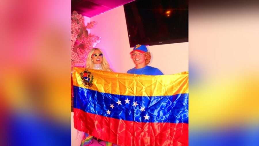 Paris Hilton despliega el tricolor venezolano y causa furor en plataformas digitales