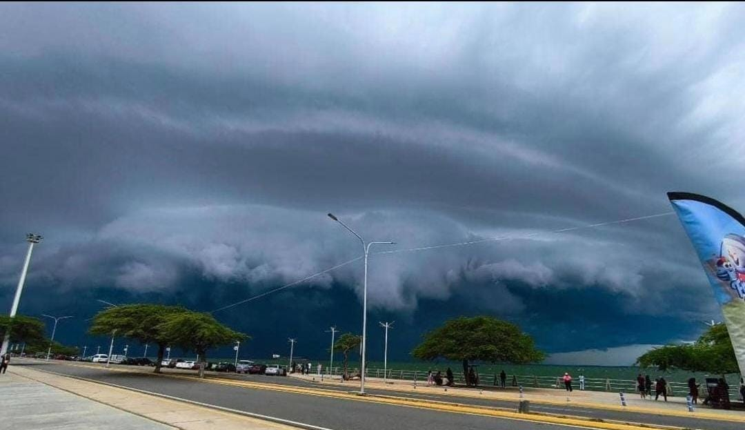 Una imponente tromba marina sobre el Lago sorprende a Maracaibo tras el avance de las ondas tropicales