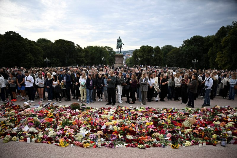 Noruega despide entre un océano de flores y devoción popular al rey Harald V