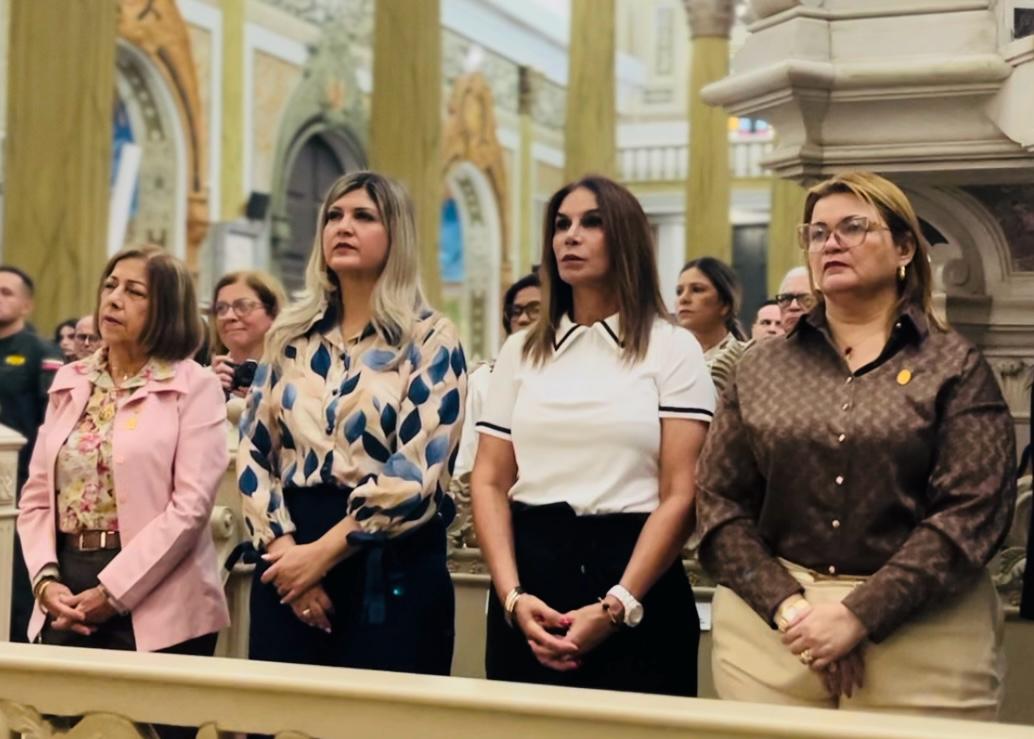 Dessiree Fernández acompaña misa por los 20 años sacerdotales de Nedward Andrade, Richard Colmenares y Juan Navarro