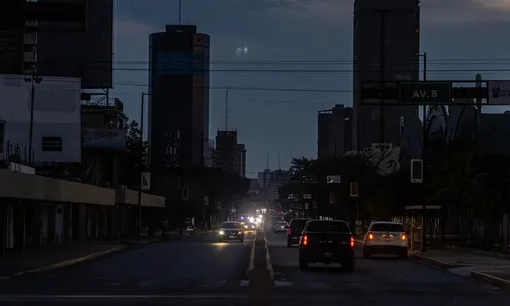Bajones eléctricos y apagones parciales afectan a Caracas y al menos 11 estados de Venezuela la noche de este martes