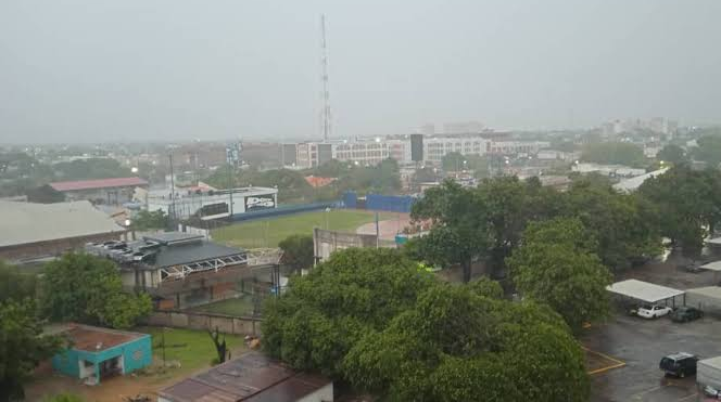 Maracaibo amaneció bajo un fuerte aguacero y fallas de energía eléctricas