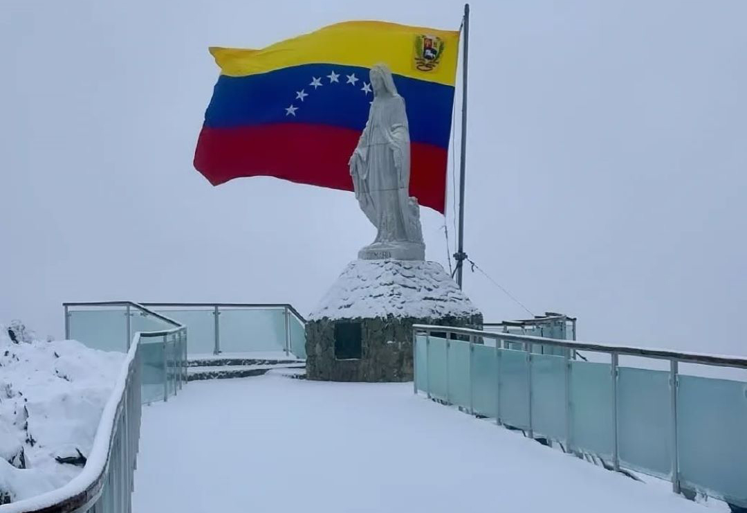 El Pico Espejo de Mérida luce «vestido de blanco» tras registrarse una espectacular nevada