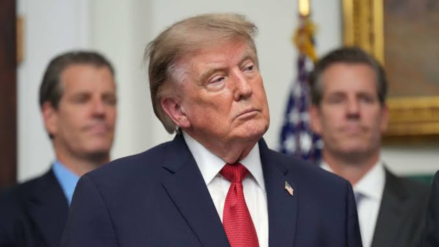 Cadenas de televisión de EE. UU. suspenden cobertura conjunta de Trump tras veto a medios y periodistas