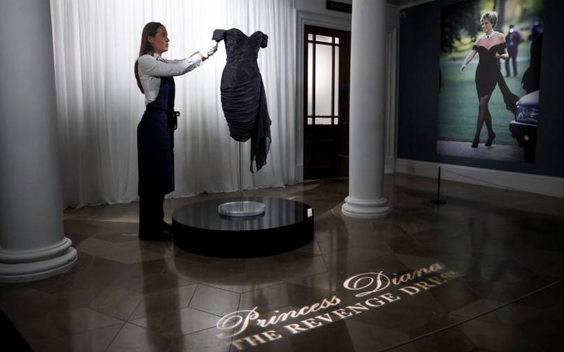 Ícono de la moda: El legendario «vestido de la venganza» de la princesa Diana regresa a Londres previo a su subasta