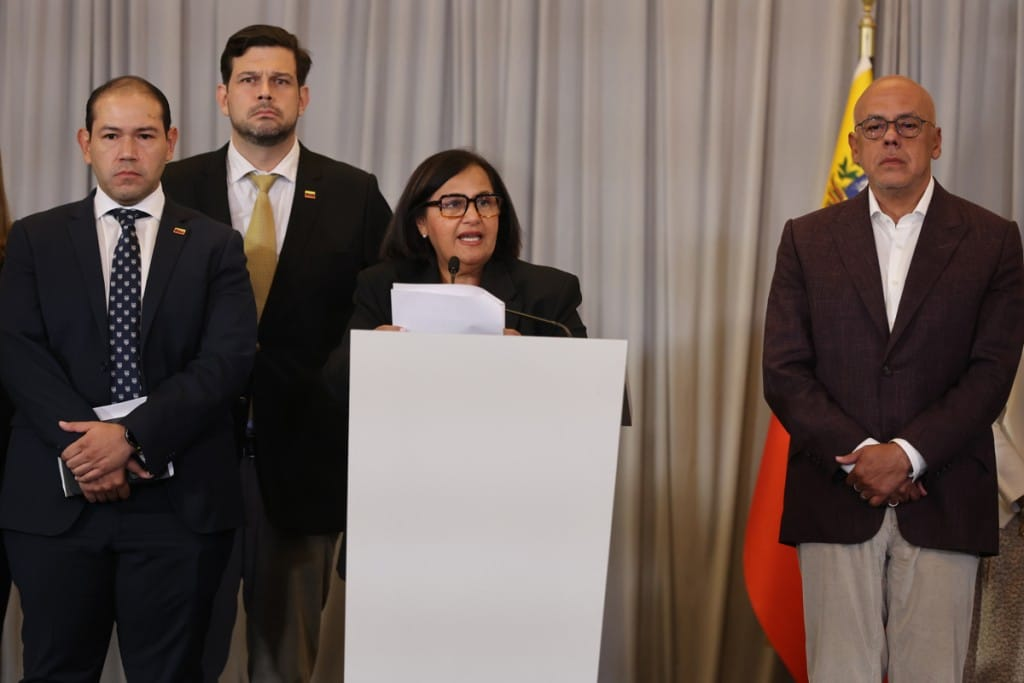 Diálogo institucional: Mesa de negociación conforma consejo de juristas para la renovación del TSJ y acuerda medidas para medios