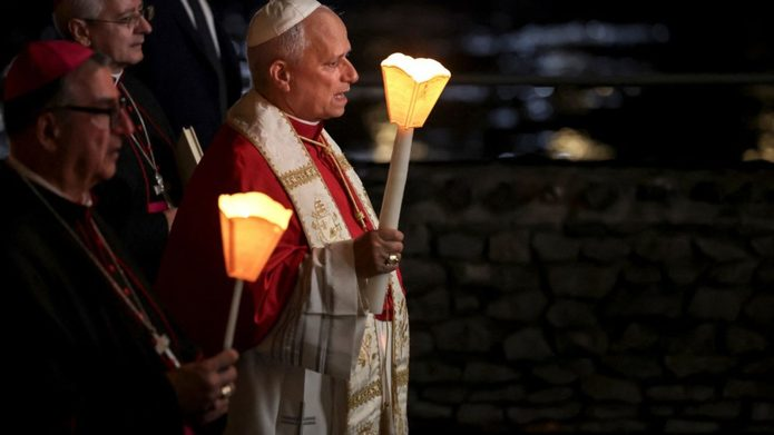 Fervor multitudinario: León XIV lidera la procesión de las antorchas ante 150.000 fieles en el Santuario de Lourdes