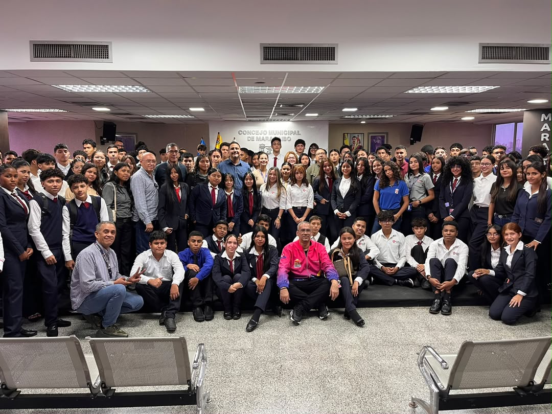 Inician fase de practicas: Dessiree Fernández recibe a estudiantes de educación diversificada