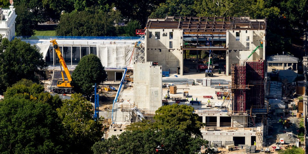 Manos hispanas construyen el ostentoso salón de baile de la Casa Blanca
