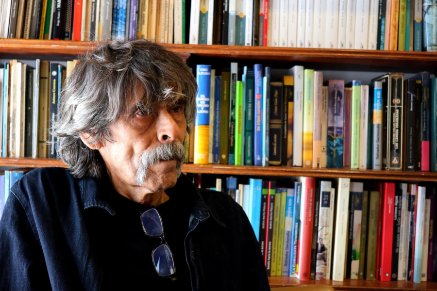 Alfredo Peñuela: el polifacético dramaturgo y librero que custodia la cultura literaria en el Teatro Baralt