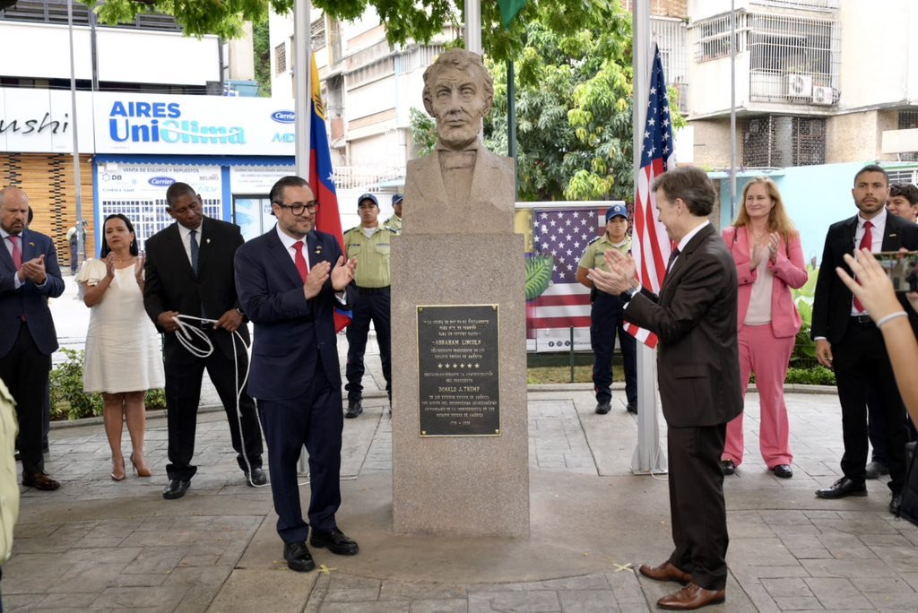 Caracas: Reinauguran plaza en honor a Abraham Lincoln, y develan placa con inscripción dedicada a Donald Trump