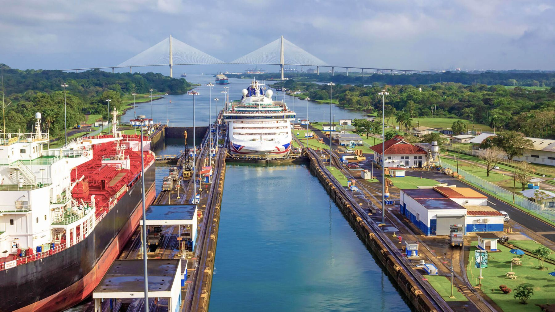 El Canal de Panamá alcanza récord histórico de carga impulsado por el cierre de Ormuz