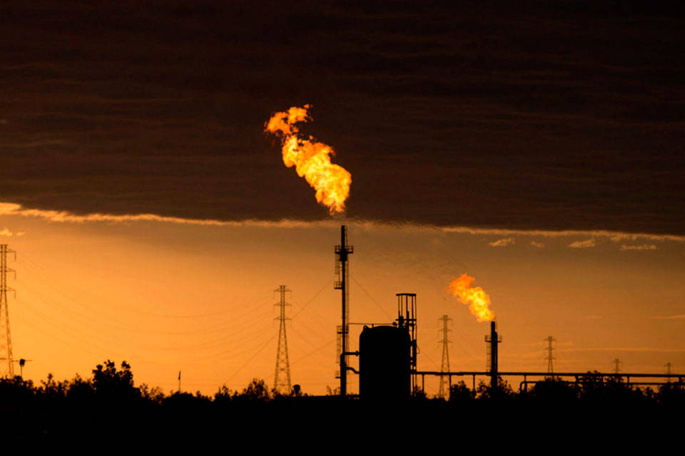 Según Bloomberg: Surge propuesta técnica plantea convertir la quema de gas en electricidad para campos petroleros