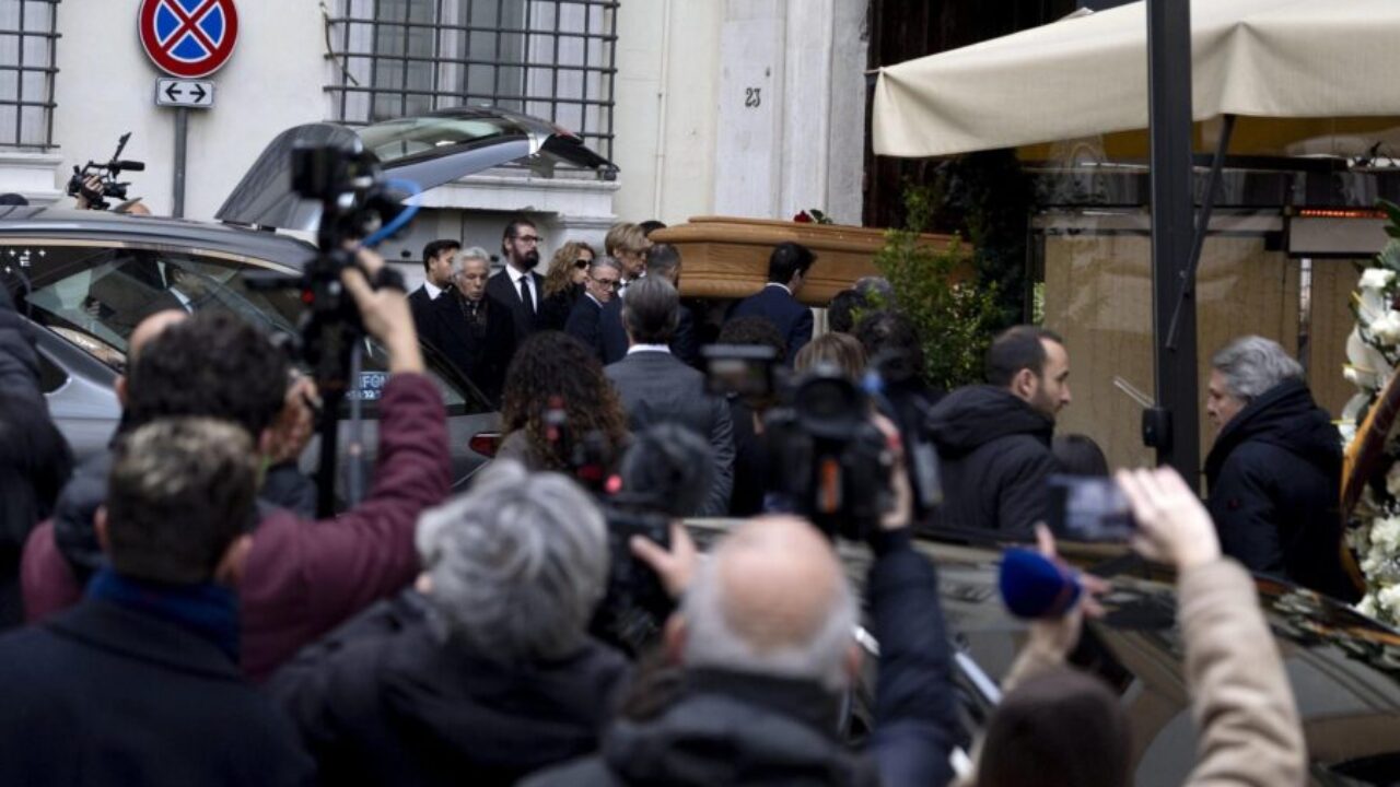 RAPSODIA EN BLANCO : Italia se rinde ante el último adiós a Valentino Garavani