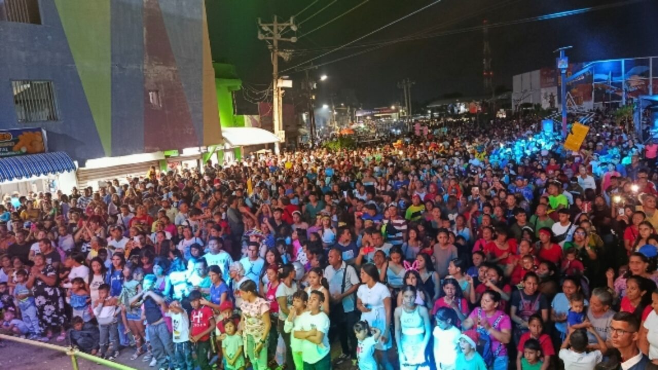 ¡A casa llena! Maracaibo Oeste celebra el Encendido Navideño 2025 con luz, música y tradición en la Plaza Simón Bolívar