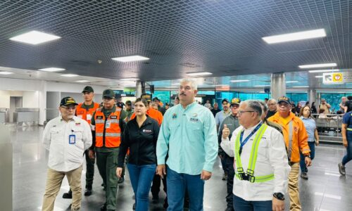 Gobernador Luis Caldera inspecciona avances en la recuperación del Aeropuerto Internacional La Chinita