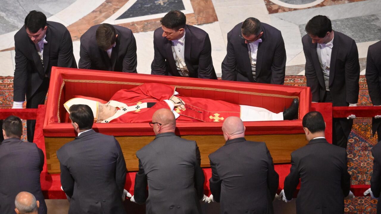 La tumba del papa Francisco estará en el suelo y contará con la reproducción de su crucifijo pectoral