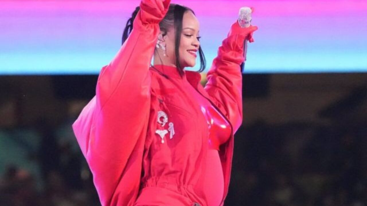 Rihanna deslumbró al público en el show del medio tiempo del Super Bowl después varios años fuera de los escenarios