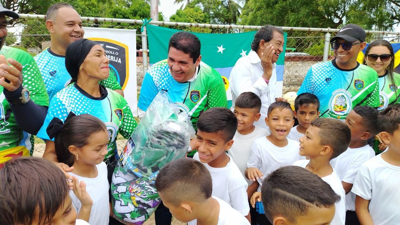 Alcaldía entregó cien uniformes a la Liga de desarrollo de fútbol de  Rosario de Perijá