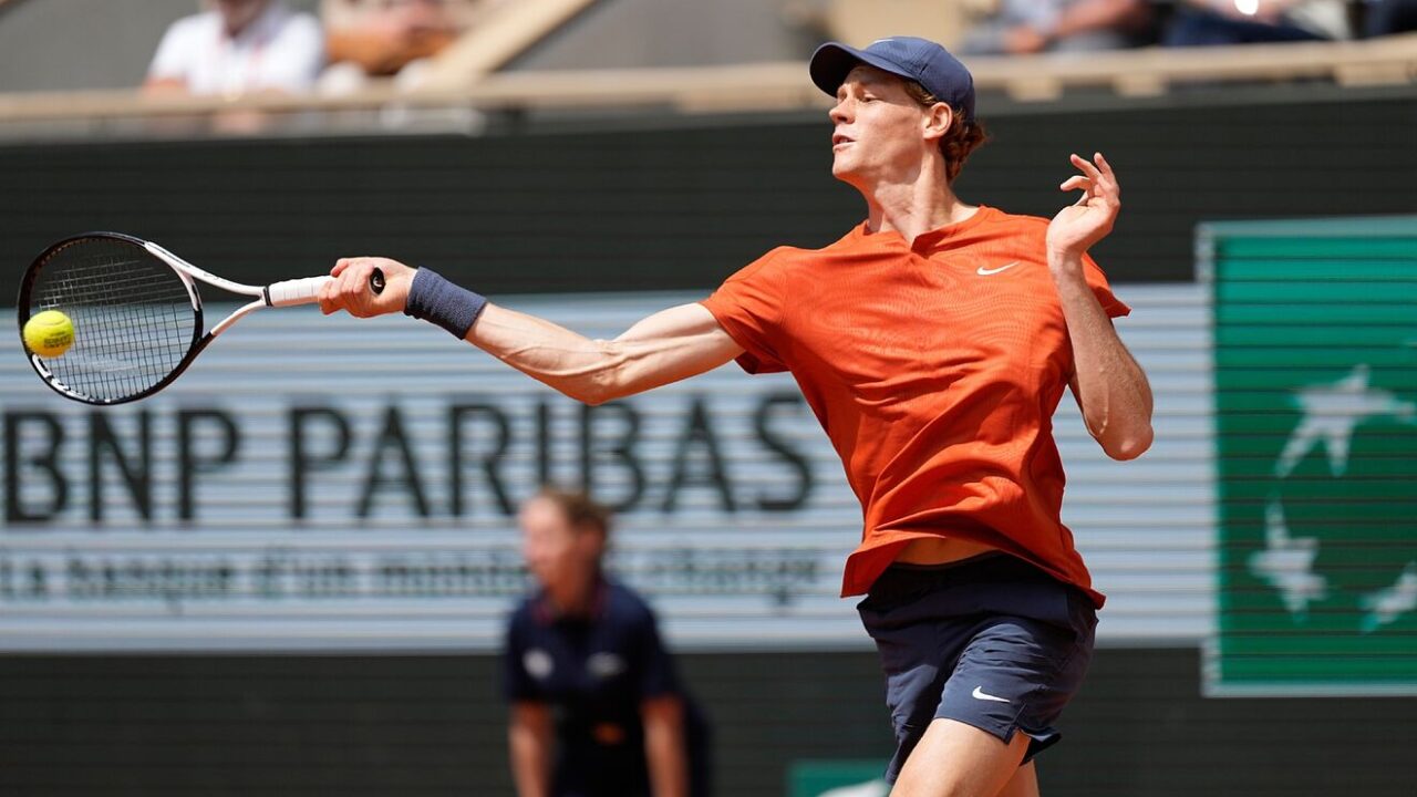 Sinner ya ejerce de número 1 y pasa por primera vez a las semifinales de Roland Garros