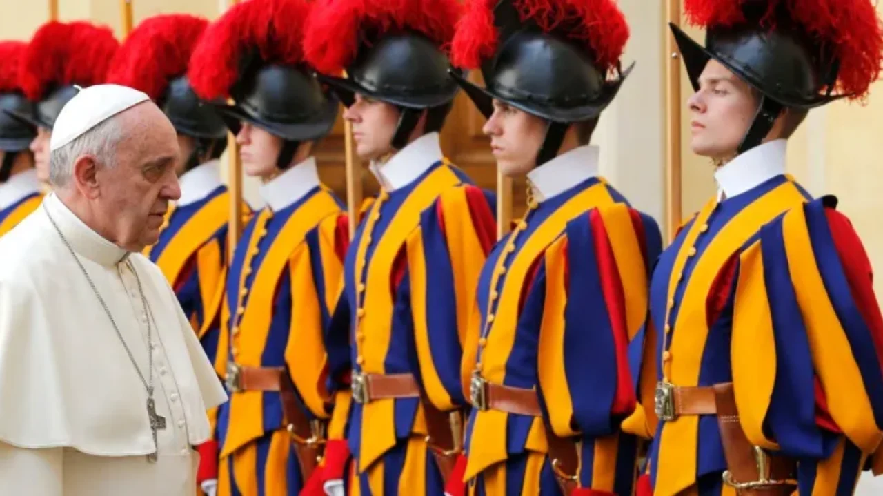 Guardia Suiza pospone el juramento de sus nuevos miembros por la muerte del Papa