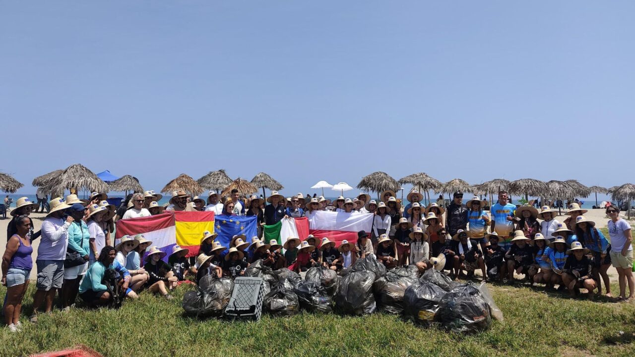Más de 120 personas se unieron al reto «Menos plástico, más vida» organizado por la delegación de la Unión Europea en Playa Panty (La Guaira)