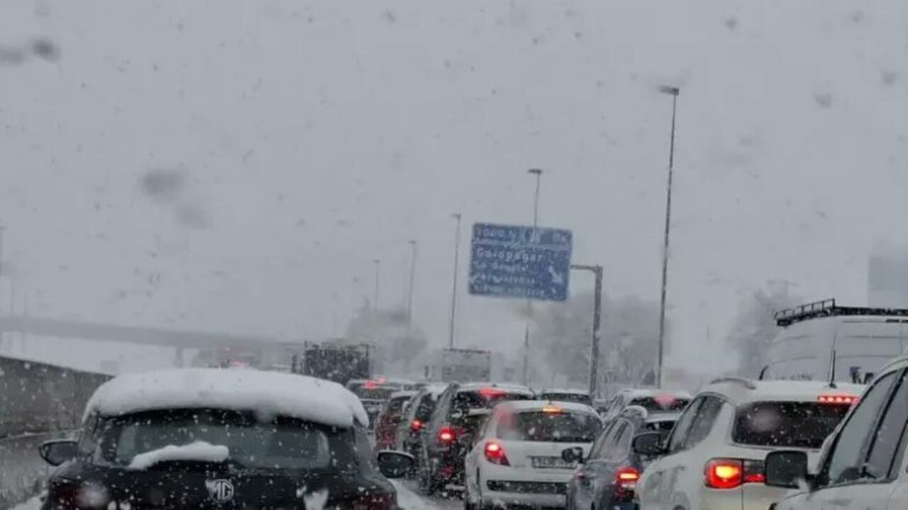 España bajo el asedio de la borrasca»Kristin»: Madrid amanece blanca y Extremadura entra en Alerta Roja