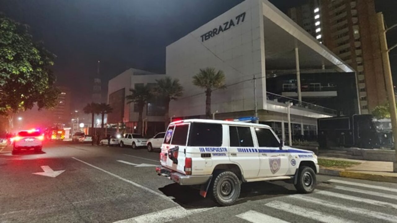 Se incendio vehículo en sótano del centro comercial Terraza 77