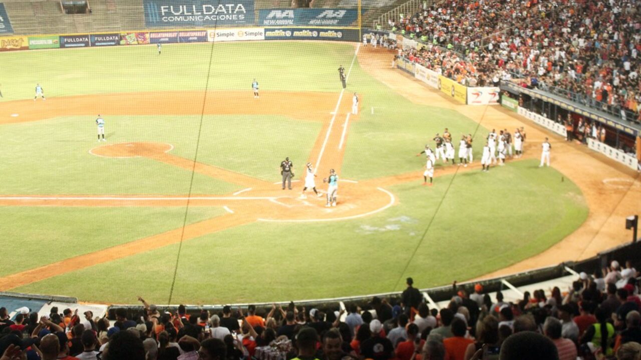 Águilas del Zulia se hunde en errores y cae por paliza ante Bravos en Maracaibo