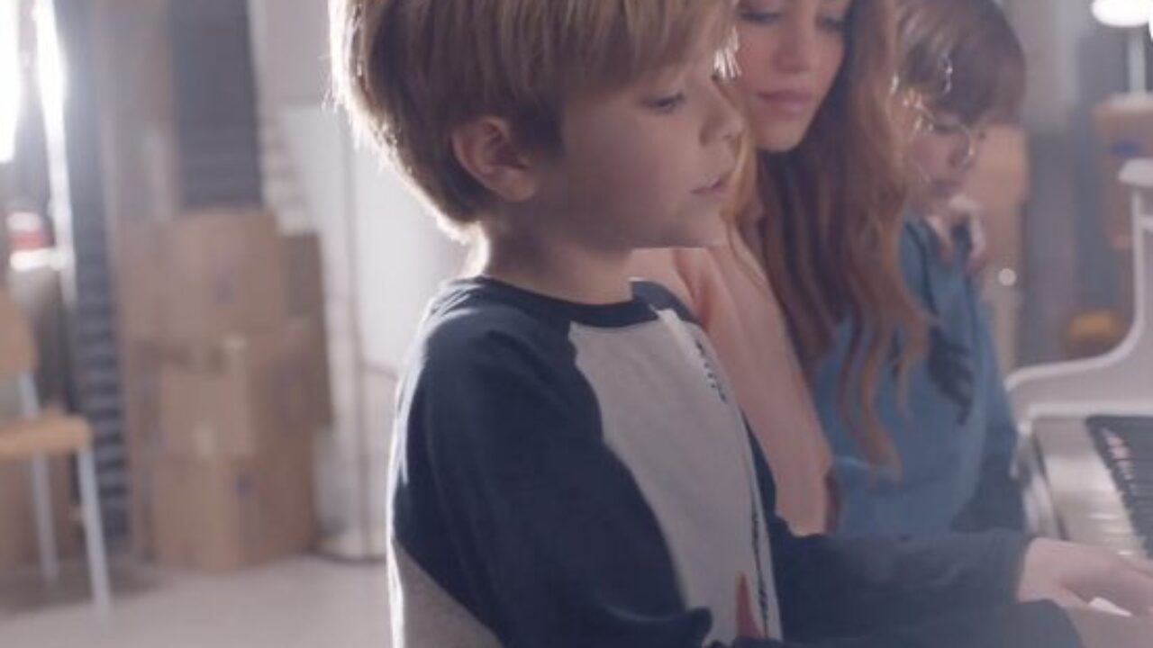 Shakira reveló de dónde salió la idea  que sus hijos participaran en el video clip de “Acróstico”